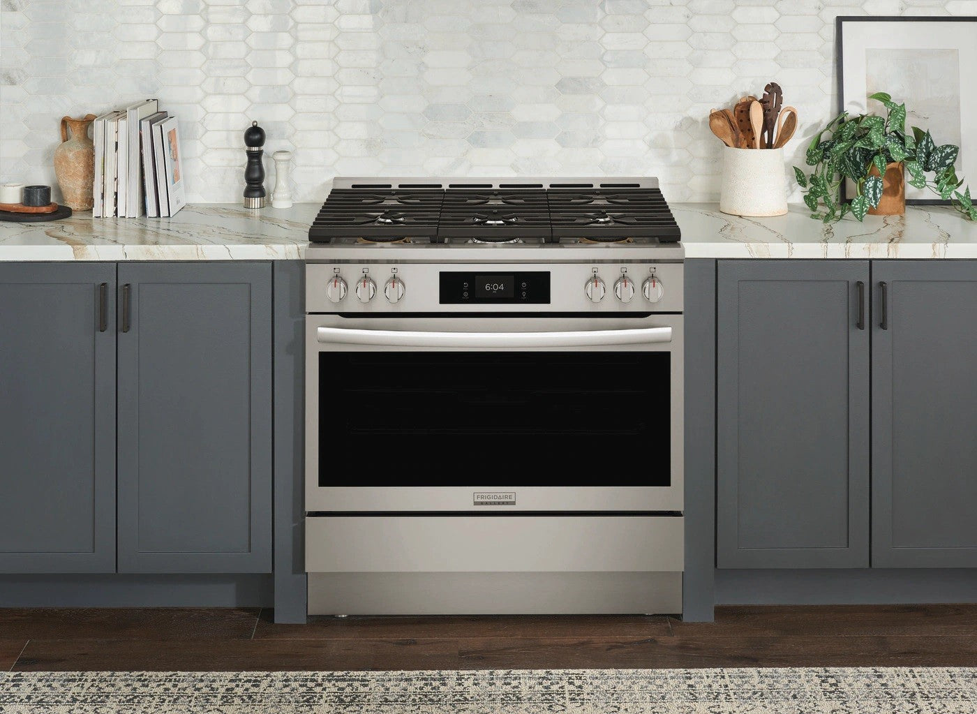 Frigidaire - 4.6 cu. ft  Gas Range in Stainless - GCFG3661AF