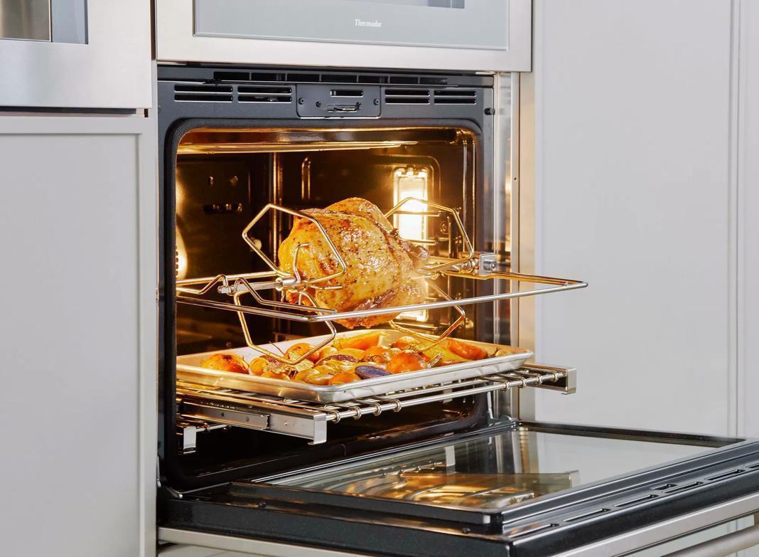 Thermador - 4.5 cu. ft Single Wall Oven in Stainless (Premium Floor Model) - MED301RWS